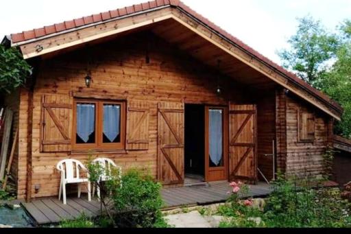 Chalet chaleureux à Louâtre avec piscine partagée - Housity