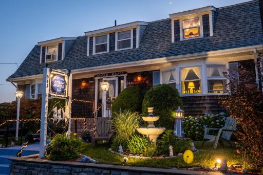 A Cape Cod Ocean Manor Inn - Housity