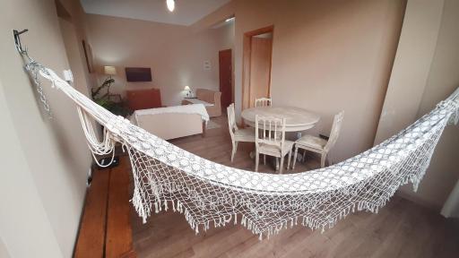 Apto grande com rede de descanso na sala | Wifi 100 mb - Housity