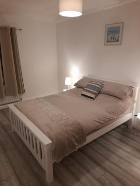 Comfortable 2 Bed Apartment 2nd Floor Contractors Families Close To City Centre Occasional Bed Available - Housity