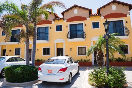 Diamante 77 Townhome in Gold Coast 2 bedrooms 3 bath 3 Community pools - Housity