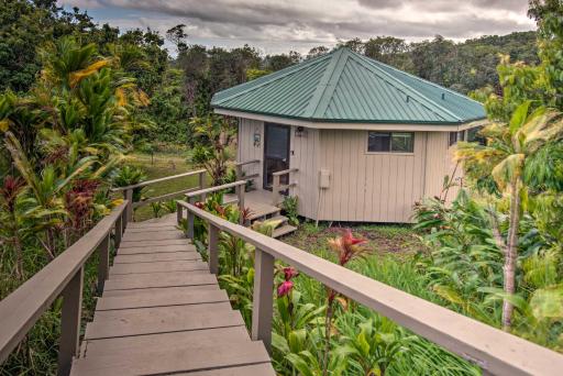 Hilo Couples Retreat about 6 Miles to Honolii Beach! - Housity