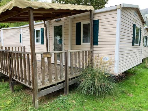 Bungalow charmant à Argences-en-Aubrac avec piscine partagée - Housity