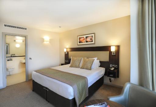 Heston Hyde Hotel - Housity