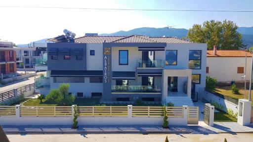 Albatros Luxury Suites - Housity