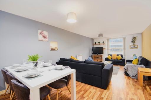 Stylish Manchester Gem - Sleeps 10! - Housity