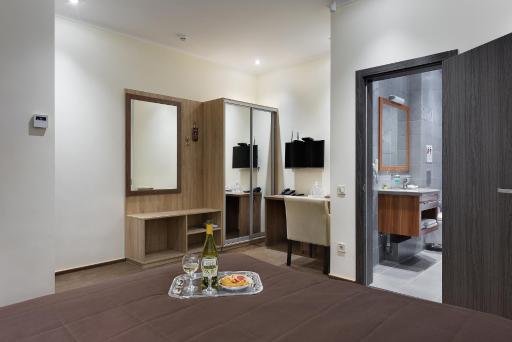Twin Apart Hotel - Housity