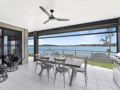 Sealand Lake House Stunning Absolute Waterfront - Housity