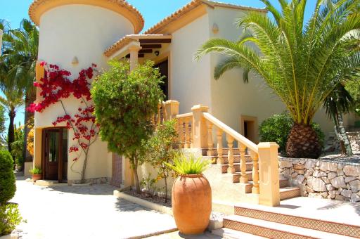 Fantastic villa with sea views pool and garden - Housity