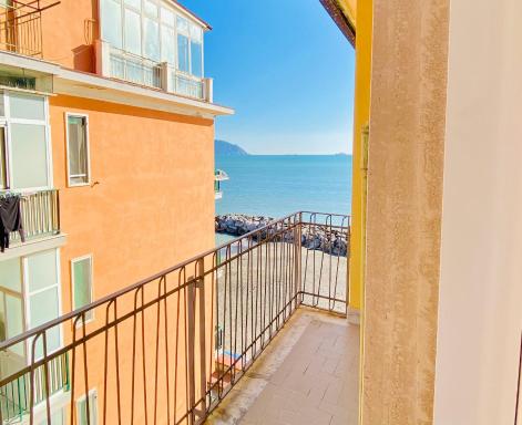 Cosy Flat with Sea View Balcony - Housity