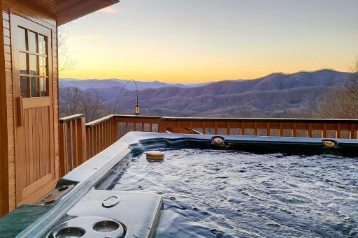 Smoky Mountain Cabin w/ Hot Tub & Views! - Housity