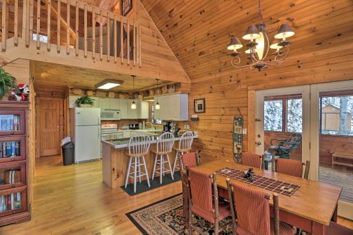 Smoky Mountain Cabin w/ Hot Tub & Views! - Housity