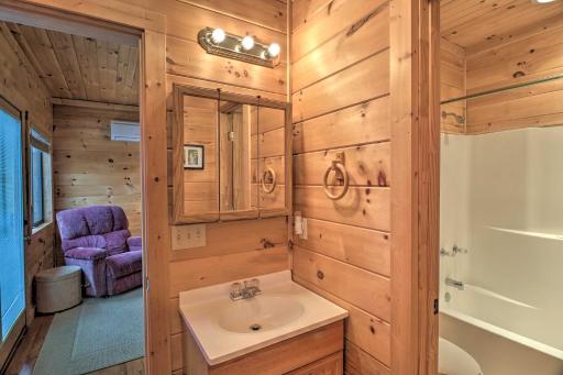 Smoky Mountain Cabin w/ Hot Tub & Views! - Housity