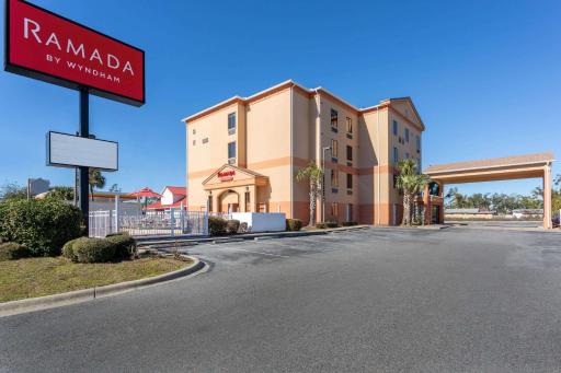 Ramada by Wyndham Panama City - Housity