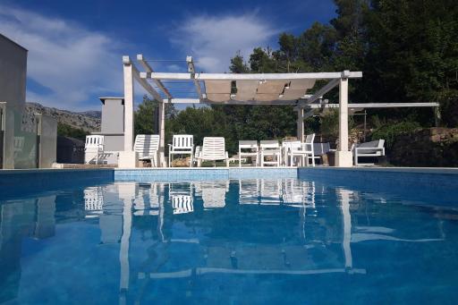 Vacation location Oblik Season 2023 for Villa Oblik eng Shape 10 year anniversary of continuous improvement in the accommodation pleasure with all satisfied guests - Housity