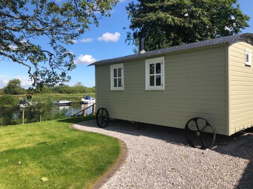 The Hut by the River - Housity