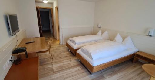 Hotel Breiti - Housity