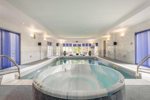 Luxury 6-bed house with pool - Housity