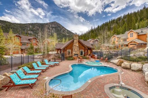 Private Family Friendly 2 Bedroom Townhome Located In East Keystone With Access To Free Shuttle Service - Housity