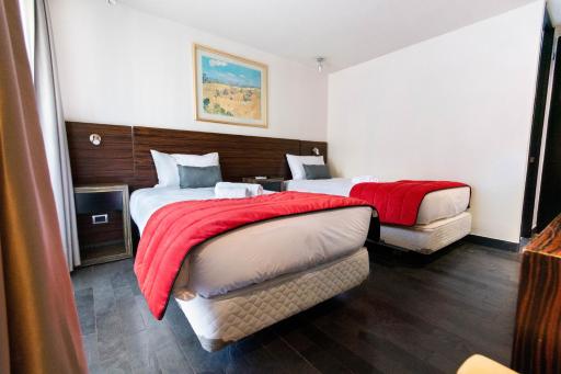Tribeca Twin Room - Studio with Pool, Wifi, AC - Housity