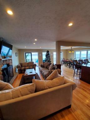 Gorgeous Lake Front House with Dock, 9 Bedroom & 4 Bathrooms - Housity
