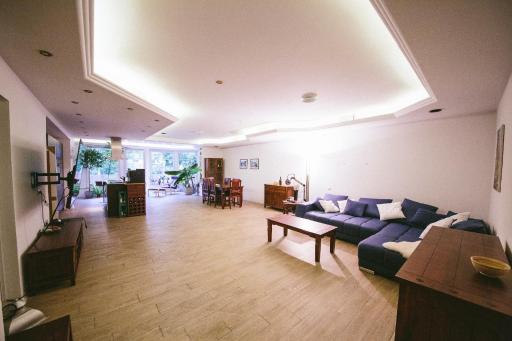 Große & voll ausgestattete Apartments, Studios, Doppelzimmer, Workspace, Parkplatz, Netflix, Prime & schnelles Wifi in ruhiger Lage mit Garten - Housity