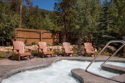 Family Friendly 3 Bedroom Mountaiin Vacation Rental In Keystone With Complimentary Shuttle Service And Hot Tub Access - Housity