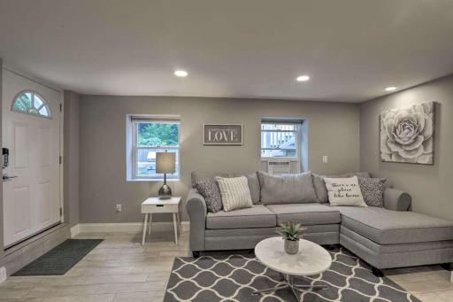 Cozy Quiet Getaway Surrounded by Nature - 19 Miles to Downtown Boston! - Housity