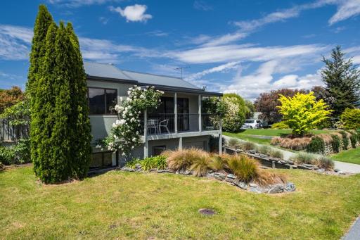 Lake and Mountain Views - Wanaka Holiday Home - Hizvo