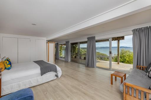 Tapuaetahi Beachfront Studio - Downstairs Unit - Housity