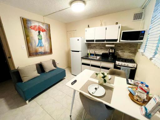 Homey Escape with Patio Access and FREE laundry - Housity