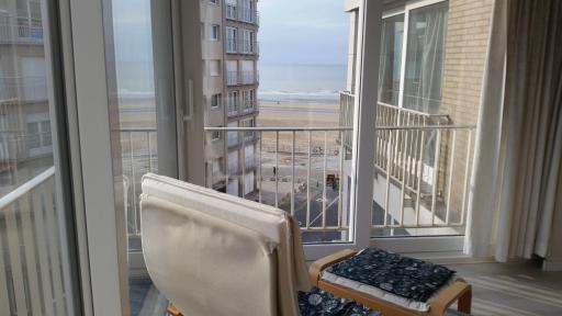 Zonnig en gezellig appartement met zijdelings zeezicht en zwembad in Koksijde - Housity