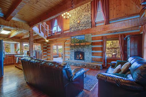 Stunning Cabin: 7 Acres, 360 Views, 20min to Park! - Housity