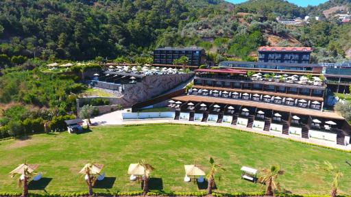 Manaspark Deluxe Hotel - Housity