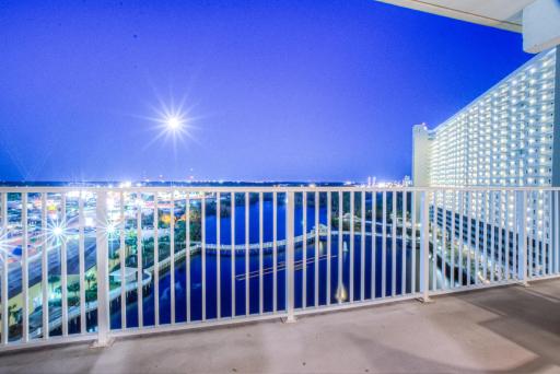 10th Floor Nex to The 10th Floor Pool! 3 BD, Great Amenities And Location - Housity