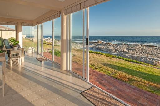 Hermanus Haven, entire home, on the sea, private pool, secure - Housity