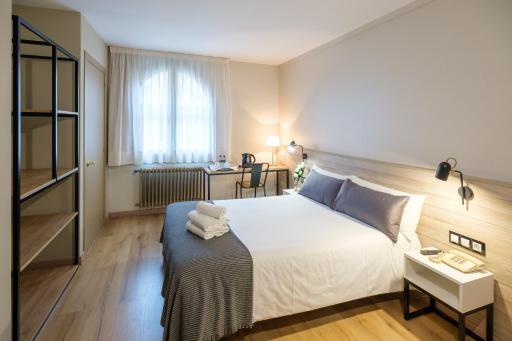 Hotel Torres Manlleu - Housity