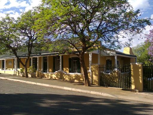 Trackers Inn - Housity