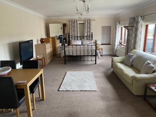 Stunning guest suite with private hot tub - Housity