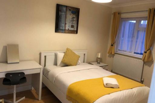 Centrally located 4 bedroom house, near train station and designer outlet - Housity
