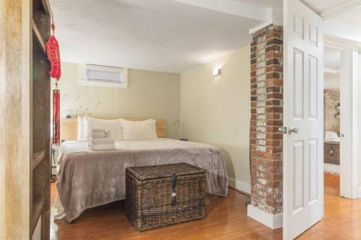 Parking - Private Entrance - King Beds - Housity