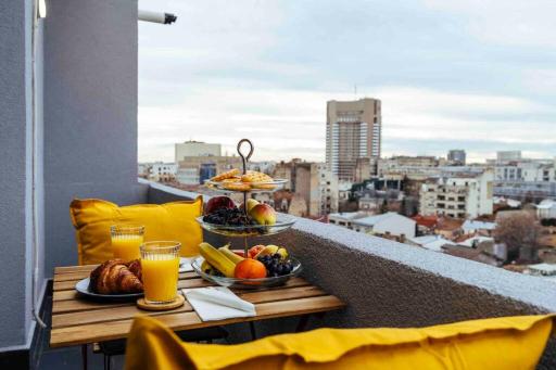 Stunning views - Top Location - Netflix + Balcony - Housity