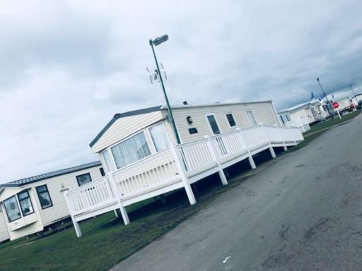 Beautiful cosy 2-Bed Caravan in Clacton-on-Sea - Housity