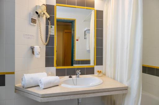 Flag Hotel Guimarães Fafe - Housity