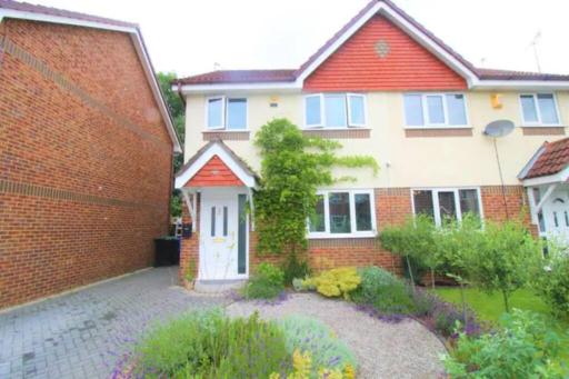 3 Bedroom house-close to Manchester airport-Free parking-private garden - Housity