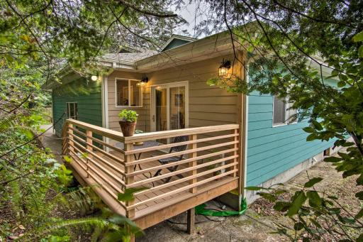 Hillside Abode Couples Escape 2 Miles to Coast! - Housity