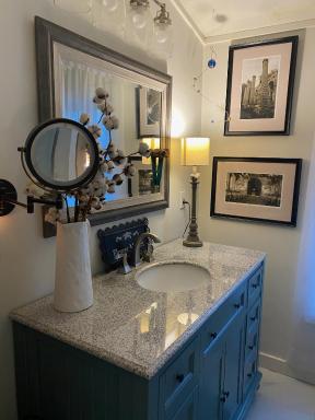 Chic Cottage 1.7 miles to Downtown Highlands - Housity