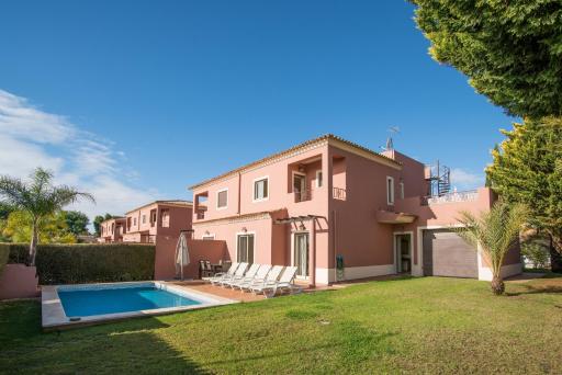 Fabulous Linked Villa in Armacao de Pera, Algarve - Housity