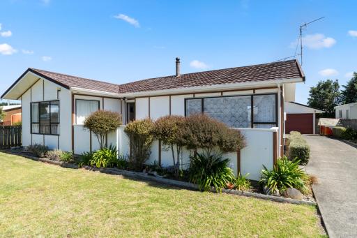 Hit The Beach - Waitarere Beach Holiday Home - Housity