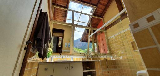 Casa Maria Comprida Araras, serviço incluído, 5 quartos, piscina e área gourmet - Housity